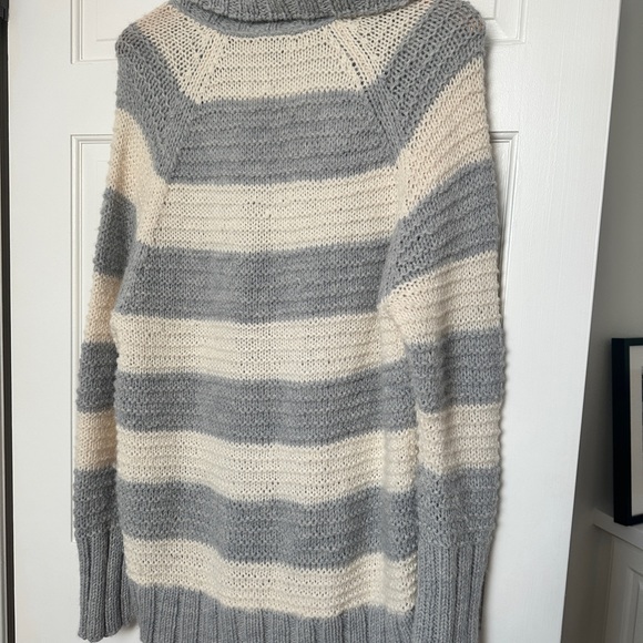 Bella Swan Y2K Gap knit sweater with cream and blue stripes - Picture 4 of 4